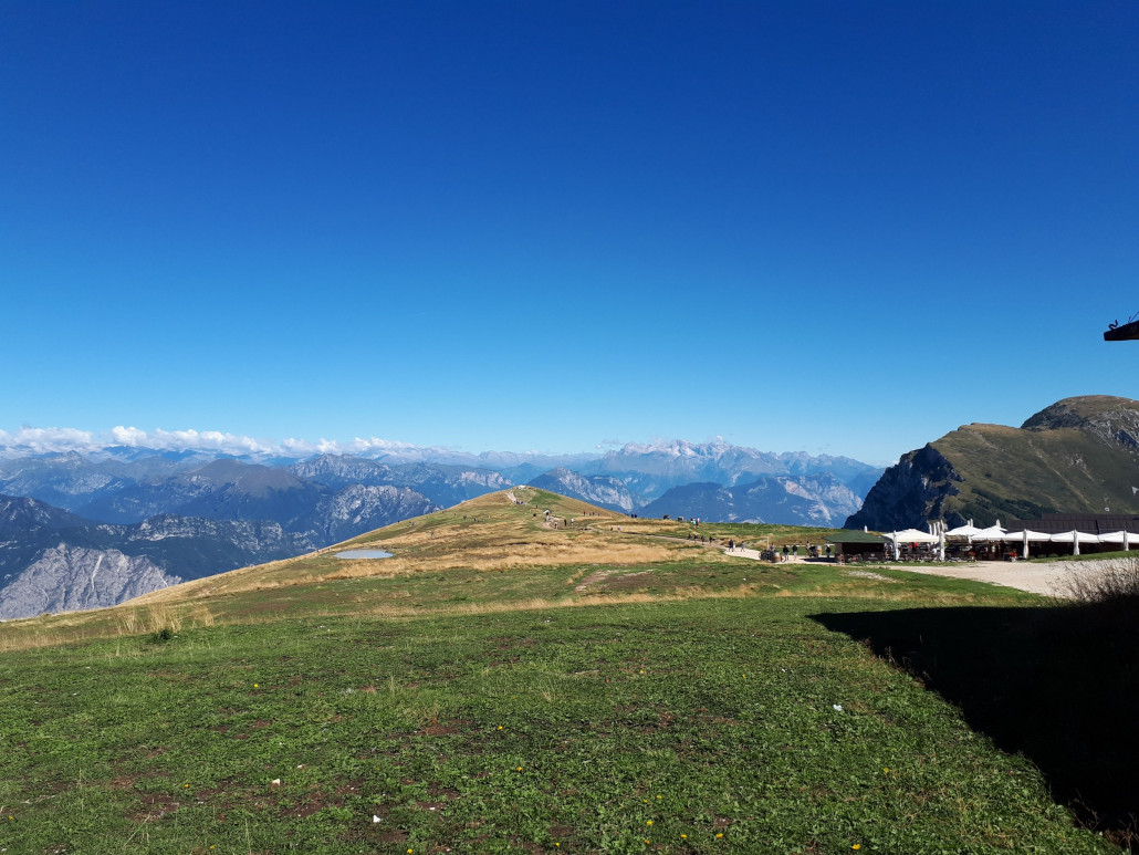 Weite Wiesen nördlich der Bergstation mit Berghütte