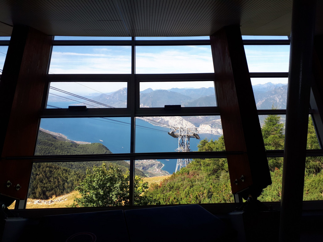 Panorama Raum in der Bergstation mit bequemen Sitzen