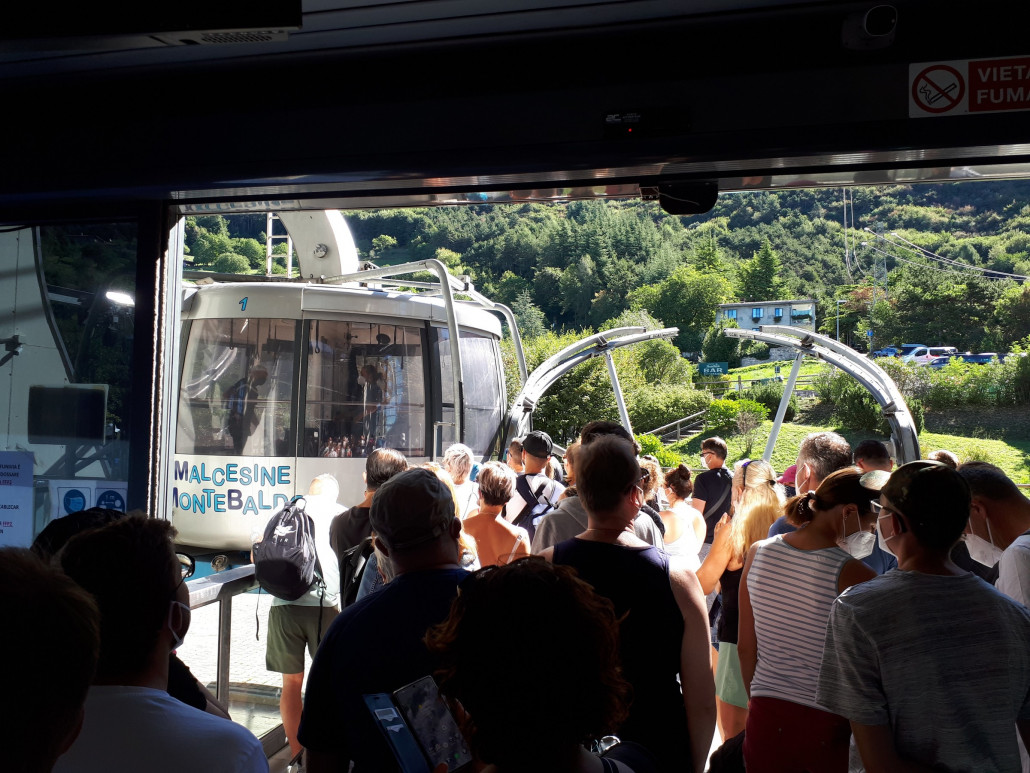 Umstieg in der Mittelstation in die zweite Sektion