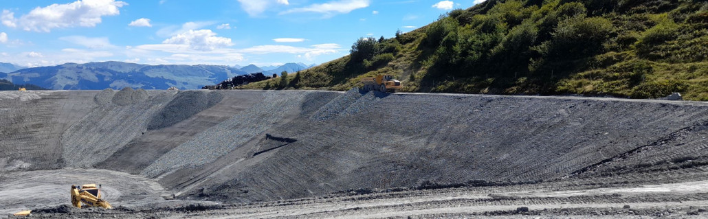 Speichteich Hartkaiser: Das Material kommt vom Brecher beim Tanzbodenteich