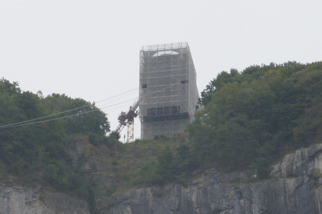Bergstation. Man sieht, dass die Seile für die Renovierung nicht abgenommen wurden.