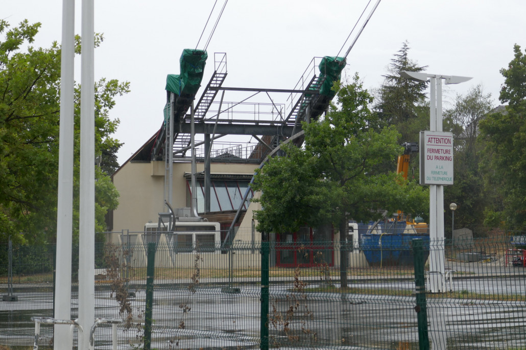 Talstation mit beiden Kabinen im Tal