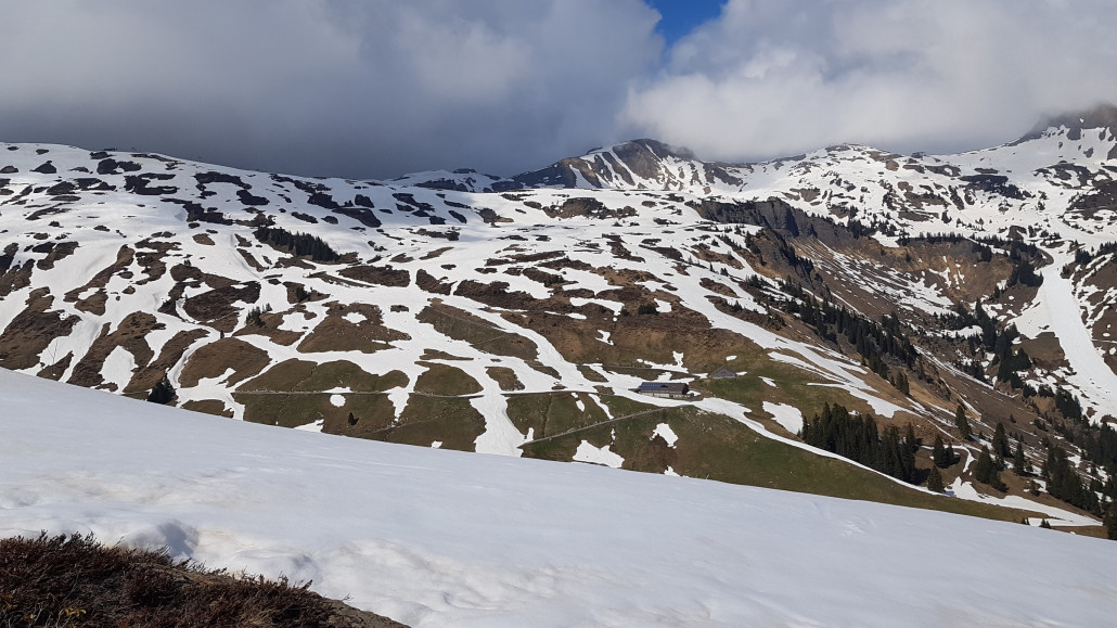 In der letzten Woche fuhr ich viele Varianten rund um die Ragazeralpe (gegenüber). Bis zum Schluss gab es mehrere durchgängige Routen ;)