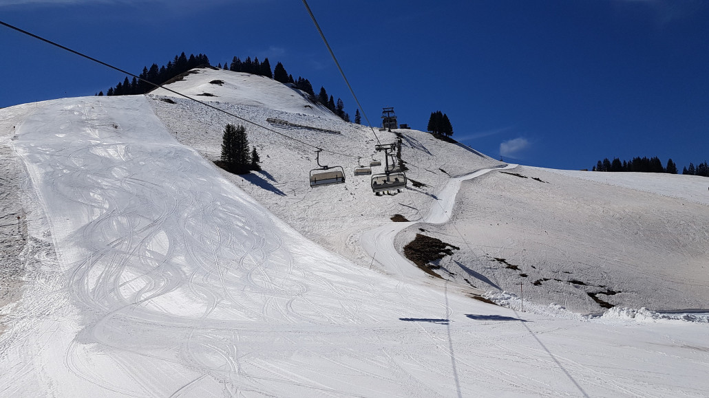 Schneelage am Wildgunten. In Mellau schlossen immer mehr Pisten, bis nur noch etwa eine je Lift geöffnet/präpariert war