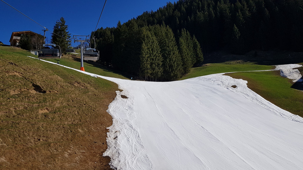 Am letzten Saisontag schon saftig grün auf 1.400 m