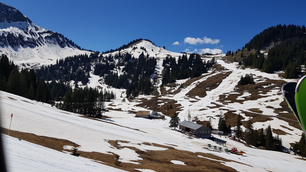 In Mellau doch sehr lückenhafte Schneebänder am letzten Betriebstag, jedoch nicht ungewöhnlich an diesem Sonnenhang