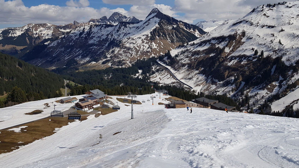 Letzte Abfahrt der Saison. Wie üblich zum Saisonende, verschwanden über den Tag zunehmend die Pistenmarkierungen, bis schließlich alle Schilder weg waren.