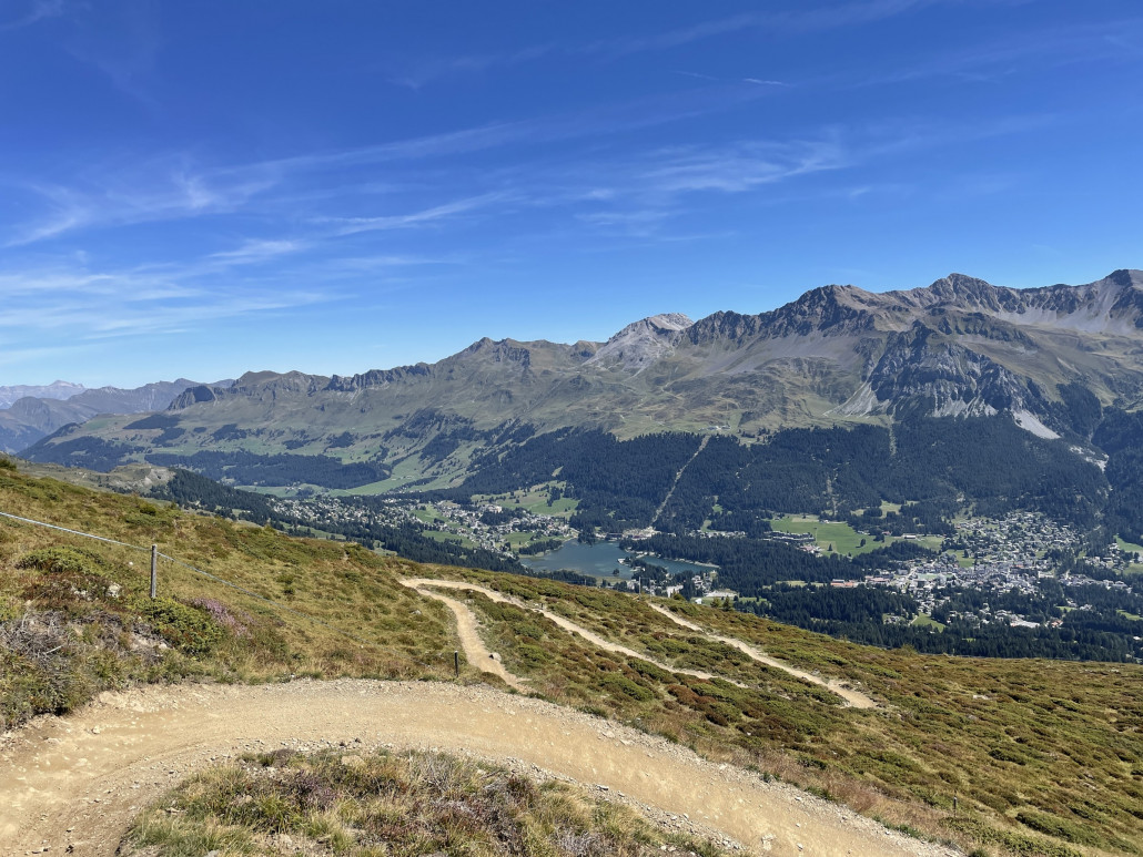 Ungefähr an der gleichen Stelle wie auf dem vorangehenden Bild, jedoch in entgegengesetzter Richtung. Dieser Trail wird immer ausgewaschener. Mittlerweile hat es tiefe Furchen, viele Steine und Felsabsätze in der Fahrbahn. Nach Fertigstellung des Weges vor etwa zwei Jahren war die Beschaffenheit noch grösstenteils erdig.