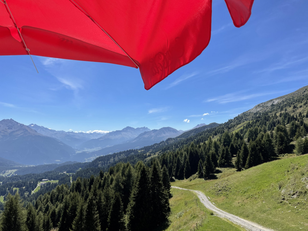 Seit diesem Jahr ist das Restaurant Alp Nova auch im Sommer (wieder) geöffnet. Es lohnt sich meiner Meinung nach, dort einzukehren. Der Blick ist traumhaft, die Atmosphäre deutlich entspannter als an anderen Orten und das gastronomische Angebot auch in Ordnung.