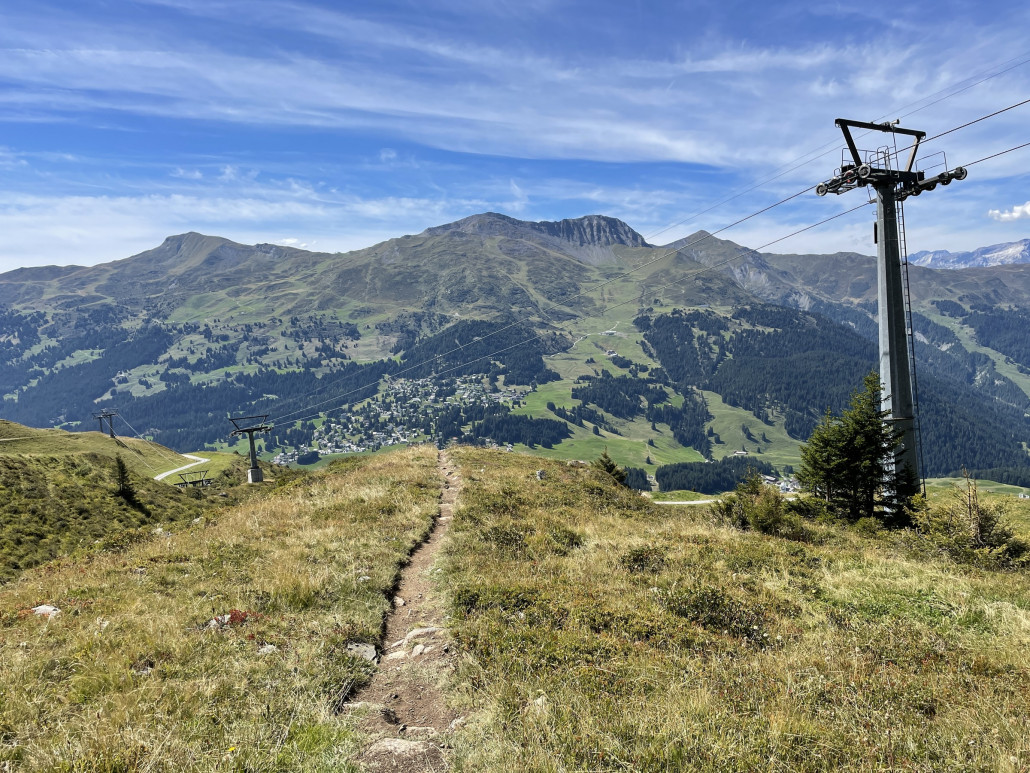 KSB Weisshorn Speed im Spätsommerschlaf. Der hier zu sehende Trailabschnitt hat es in sich: tiefe Grasnarben, schmal, stellenweise verblockt und im weiteren Verlauf steil.