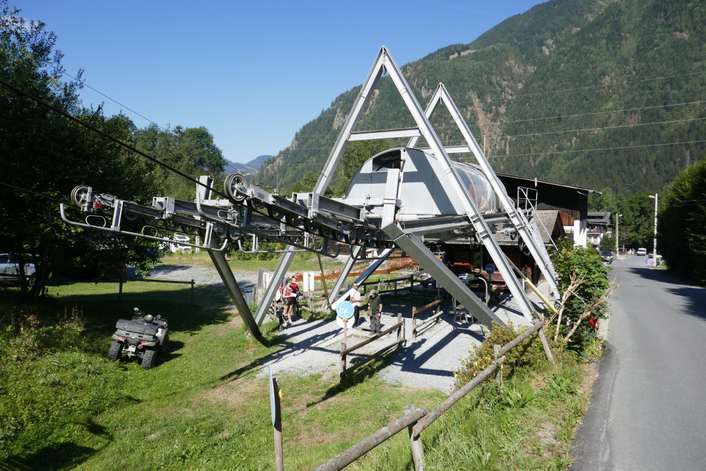 Talstation der 2SB Bossons, die früher bis zum Ende des Gletscher geführt hat. Heute endet der Gletscher deutlich weiter oben.