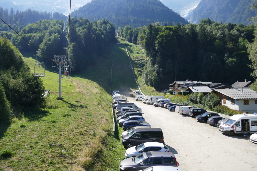 Links die 2SB und rechts die steile Schanze, deren Auslauf zum Teil noch zum Parken verwendet wurde.