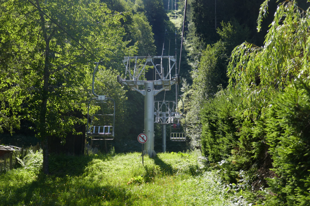In der Mitte der SB gab es früher auf einem kurzen Flachsstück eine mittlerweile stillgelegte Mittelstation. Sie wurde wohl vor allem für die Skispringer der danebenliegenden Schanze aber auch für Fußgänger verwendet.