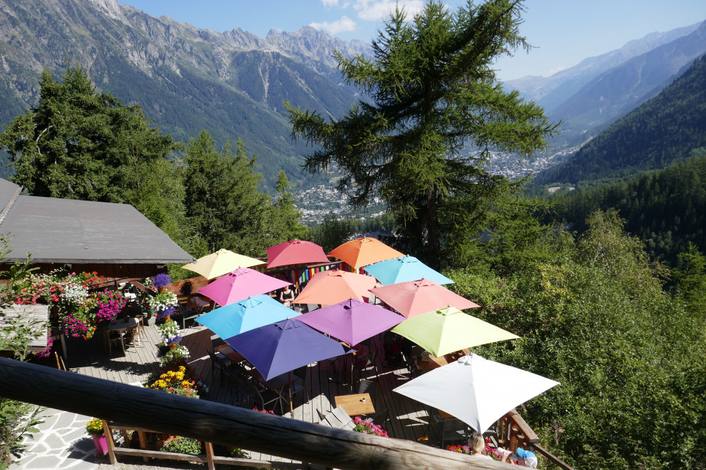 Chalet Buvette du Glacier (1425) mit nettem Blick auf Chamonix oberhalb der SB Bergstation. <br />Bis hierher muss der Gletscher beim Bau der ersten SB in den 50er Jahre noch hinunter gegangen sein. Jetzt endet er oberhalb 1800m.