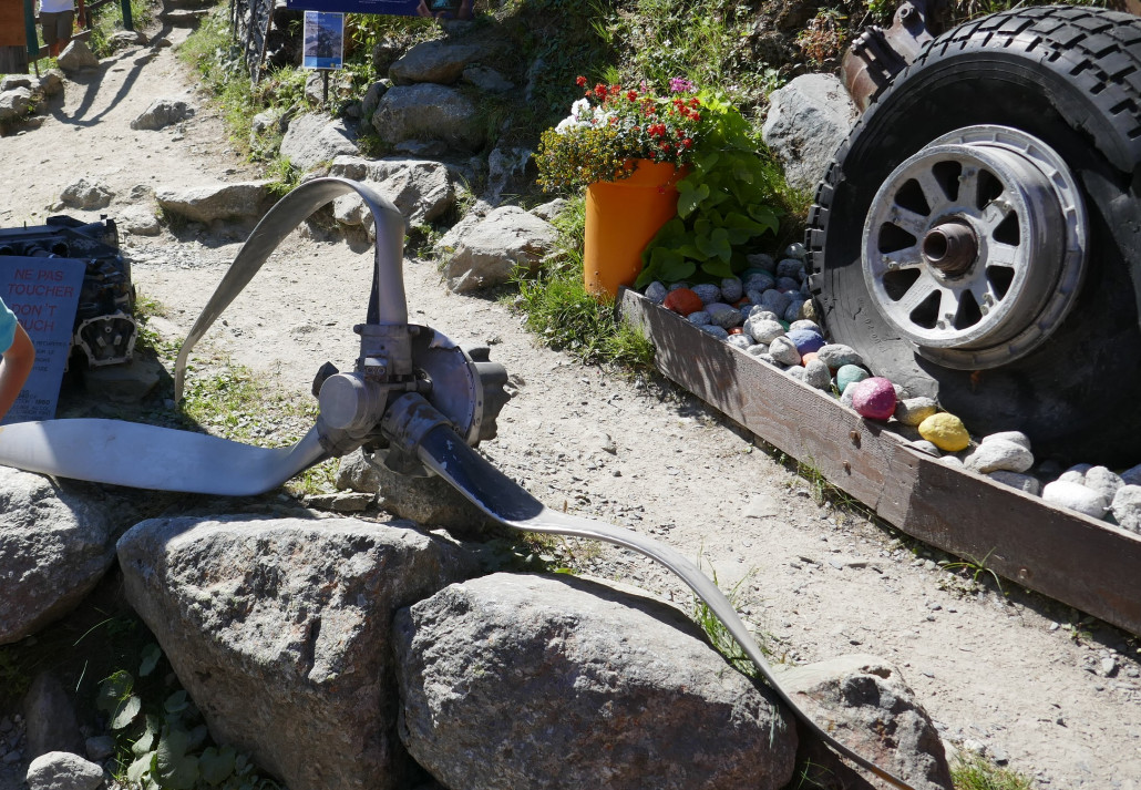 Einige der Fundstücke der 1950 abgestürzten Air India Maschine, die der Gletscher 1983 wieder ausgespuckt hat sind auf dem Weg zum oberen Aussichtspunkt zu sehen.