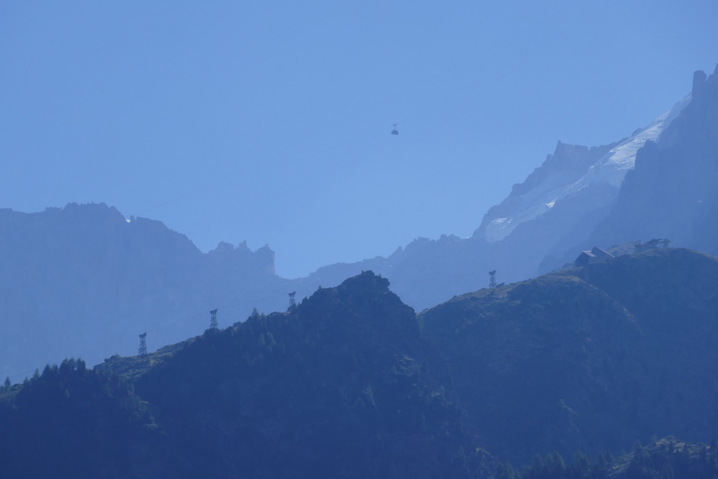 Von hier kann man auch die alte PB sehen, mit der die AdM einst erschlossen werden sollte, man sich dann aber für eine andere Linienführung entschlossen hat. Darüber sieht man die aktuelle AdM PB.