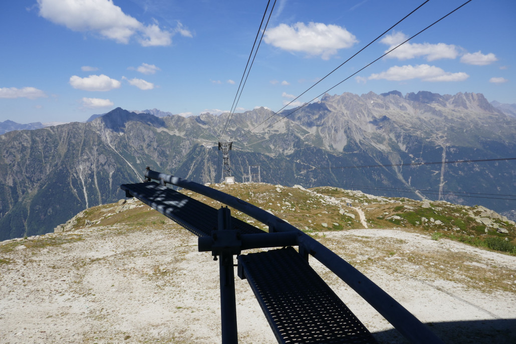 Blick zurück von der Mittelstation auf die 1. Sektion. Gegenüber die Skigebiete Brévent (mittig) und Flégère (rechts).