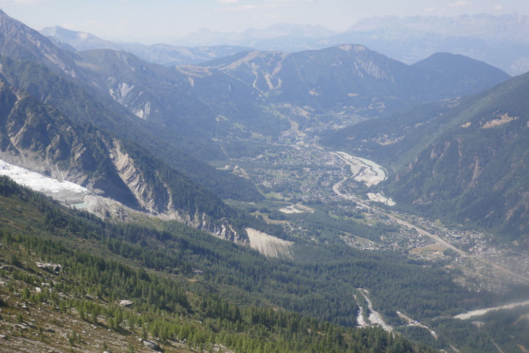Blick ins Tal Richtung Les Houches. Links ist das Ende des Bossons Gletschers zu sehen. Die 2SB, die wir am morgen besucht hatten führt hinter der Moräne entlang.