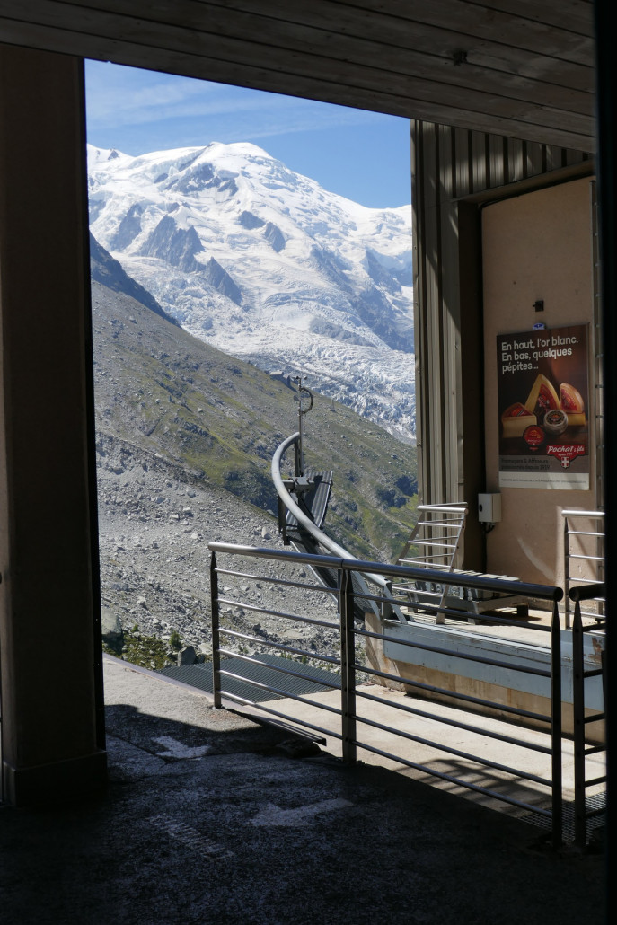 Ausblicke in der Station auf den oberen Bossons Gletscher und die Aguille du Gouter.