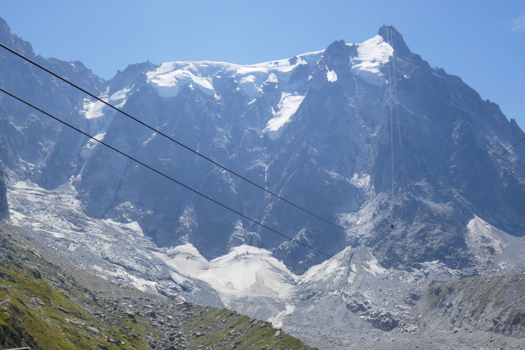Spektakuläre AdM PB. Darunter der Pèlerins Gletscher, oben Ausläufer des Valle Blanche Gletschers.