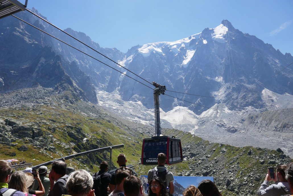 Kabine kommt an der Mittelstation an.