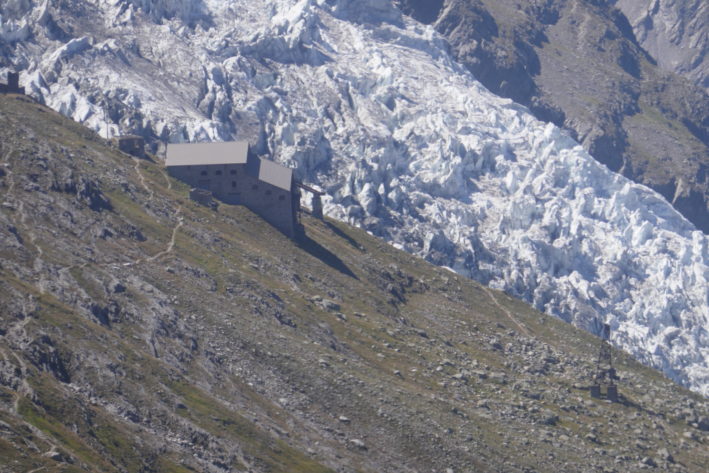 Bergstation der ersten nie fertiggestellten AdM PB im Detail vor dem mächtigen Bossons Gletscher.