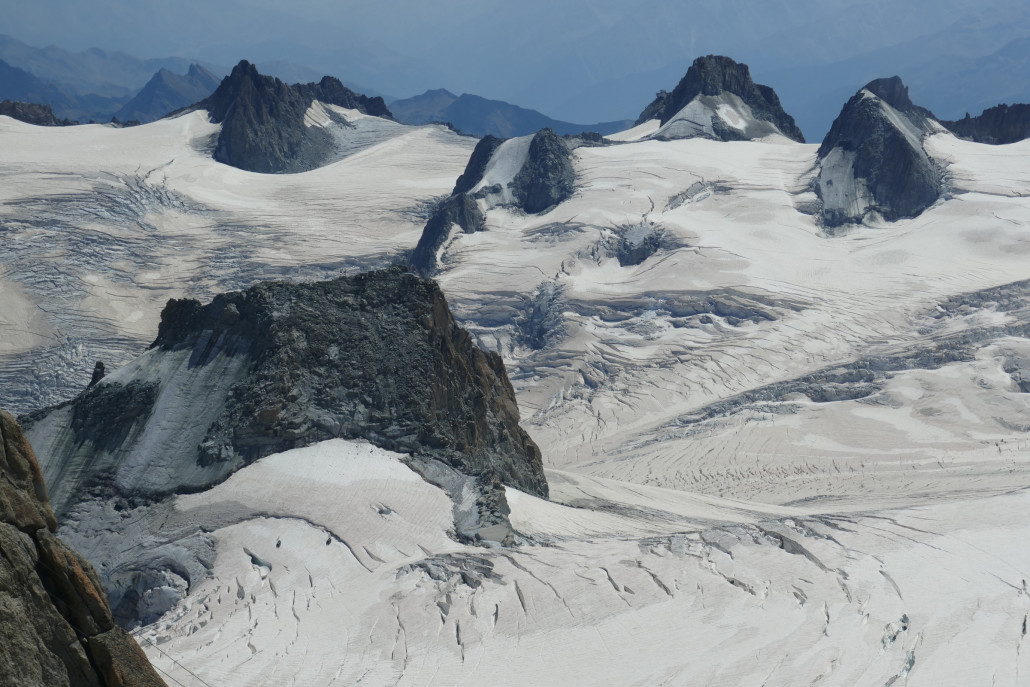 Vallée Blache und Geant Gletscher. In der Mitte am Gros Rognon stehen die zwei Durchfahrtstützen der Panoramique G-EUB. Unten links sind 2 Kabinengruppen der G-EUB zu sehen.