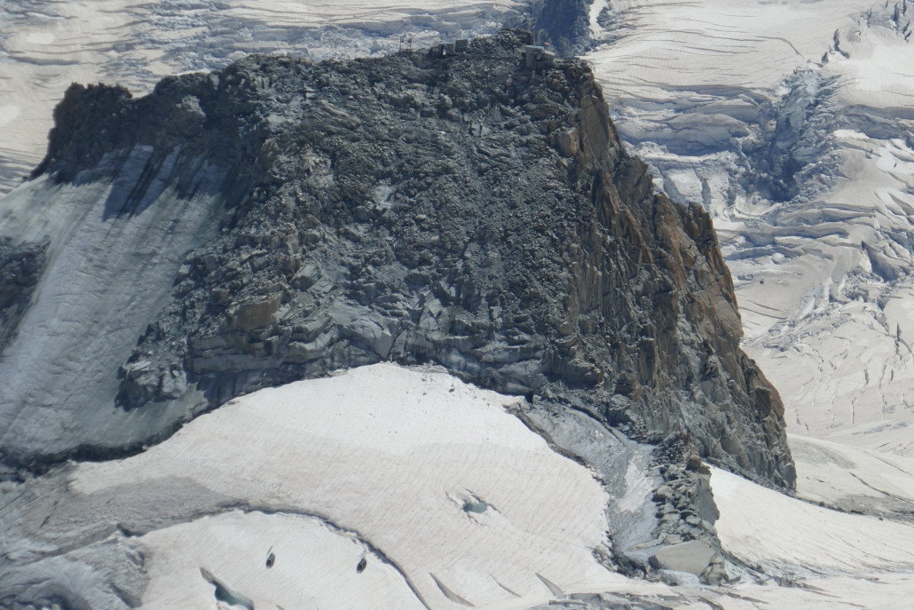 Gros Rognon im Zoom mit den 2 Durchfahrtstützen ganz oben. Dahinter der Géant Gletscher