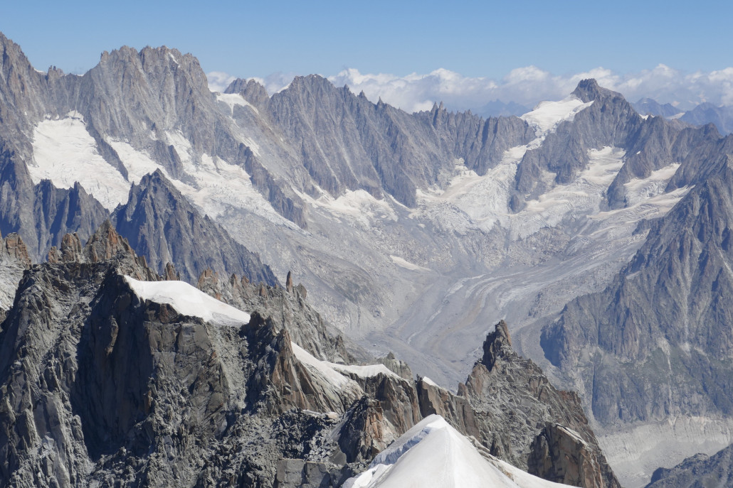 Talèfre Gletscher im Zoom. Auch hier liegt wie auf vielen Gletschern viel Schutt über dem Eis und der Gletscher ist teilweise aufgrund der geringeren Höher ausgeapert.