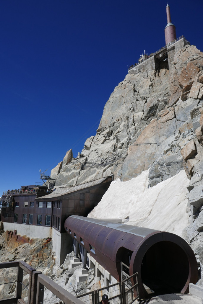 „Tube“ und Spitze der AdM. Da geht es jetzt gleich noch hoch. Sind noch mal knapp 70Hm mit dem Aufzug.