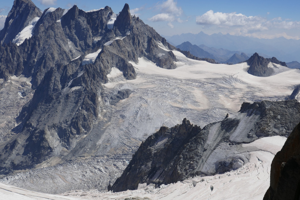 Périades Gletscher im Zoom, bei dem die Schneeschicht teilweise schon deutlich verschwunden ist und das Blankeis herauskommt.