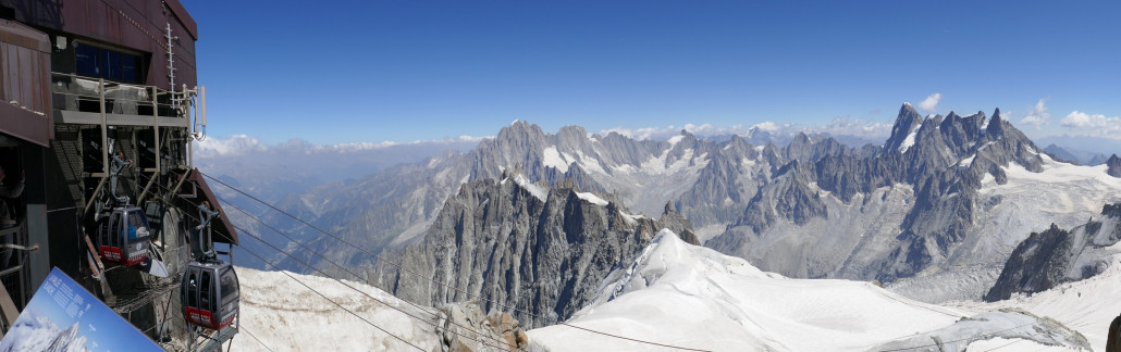 Panorama mit G-EUB und den Gletschern Talèfre (Mitte hinten) Périades (rechts hinten) und Envers du Plan / Vallée Blanche (mittig und rechts vorne).