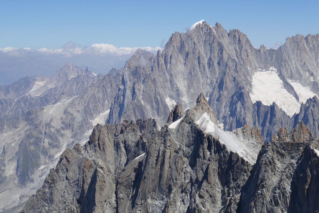 Aguille Verte mit kleiner Eisspitze, rechts Ausläufer des Talèfre Gletschers. Links hinten zu sehen die Bergstation an der Grands Montets mit kleinem Gletscher am Fuße des Berges. Dahinter noch weiter links ein kleiner Ausläufer des Tour Gletschers.