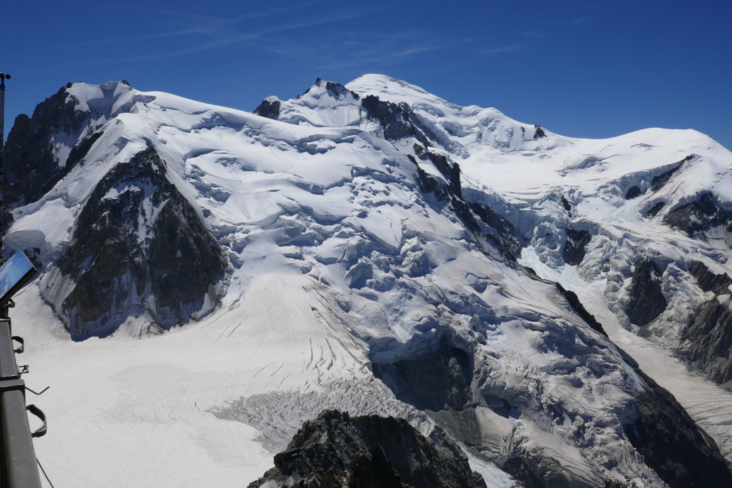 Mont Blanc und Vorgipfel. Dieses mal von der Spitze der AdM aus fotografiert, die wir mit einen Aufzug der uns noch einmal ca. 70Hm höher brachte, erreicht hatten. Dies ist der höchste Punkt in Frankreich und der 2. höchste Punkt in den Alpen, den man mit Seilbahnen und Aufzügen erreichen kann.
