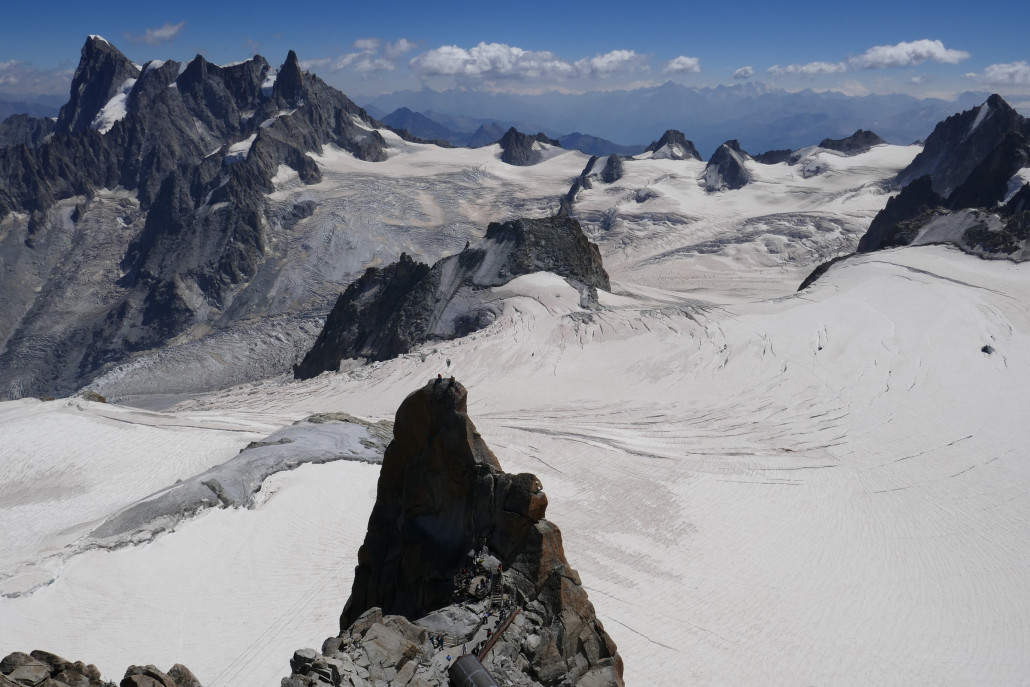 Vallée Blanche mit Glacier du Géant und weiteren Gletschern von ganz oben gesehen. Ganz unten sieht man das Ende der „Tube“, wo wir etwa 30 min zuvor waren.<br />Die Ausmaße der Gletscherflächen sind hier noch gewaltig und aufgrund der Höhe liegt hier ab etwa 3400m Höhe noch überall Schnee auf den Gletschern.