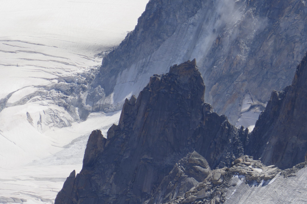 Die Lawinenstelle noch mal im Zoom. Rechts oben der Staub der Lawine.