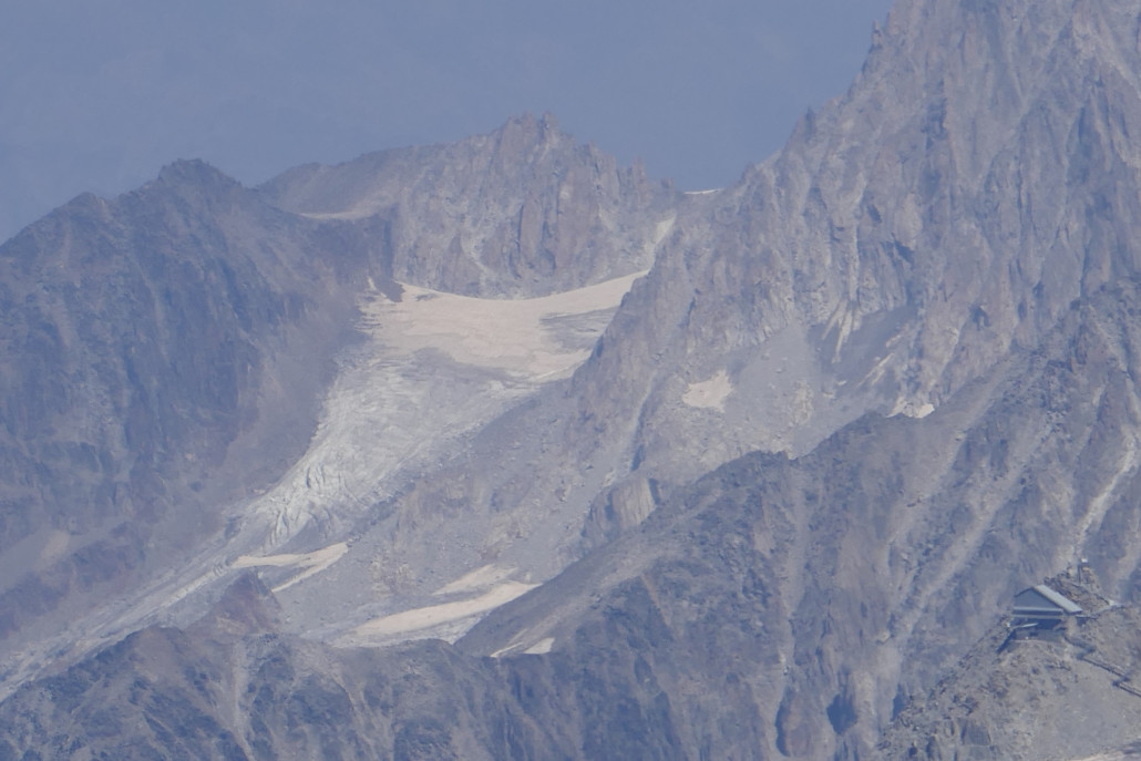 Grand Montets Bergstation (rechts unten), die demnächst abgerissen wird und dahinter ein Ausläufer des Glacier de Tour.