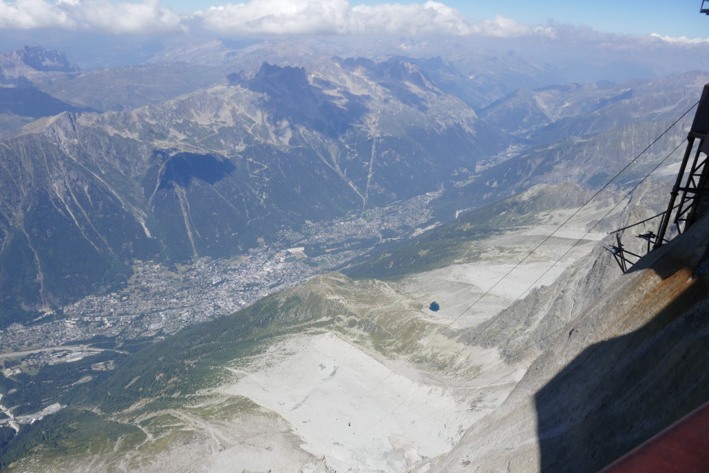 Tiefblicke Richtung Chamonix, dass etwa 2800m tiefer im Tal liegt. Unten die winzige Kabine.