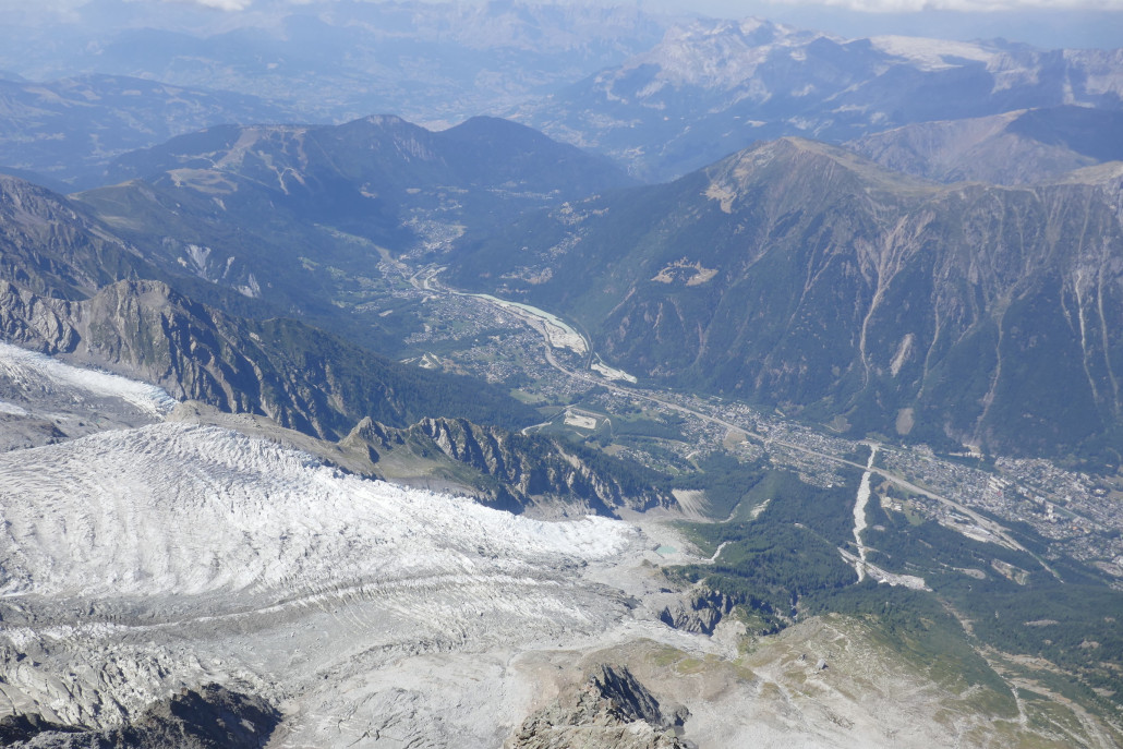 Blick über den Glacier de Bossons ins Skigebiet Les Houches (oben links) und auf das südliche Plateau bei der Bergstation des DMC in Flaine (ganz oben rechts).