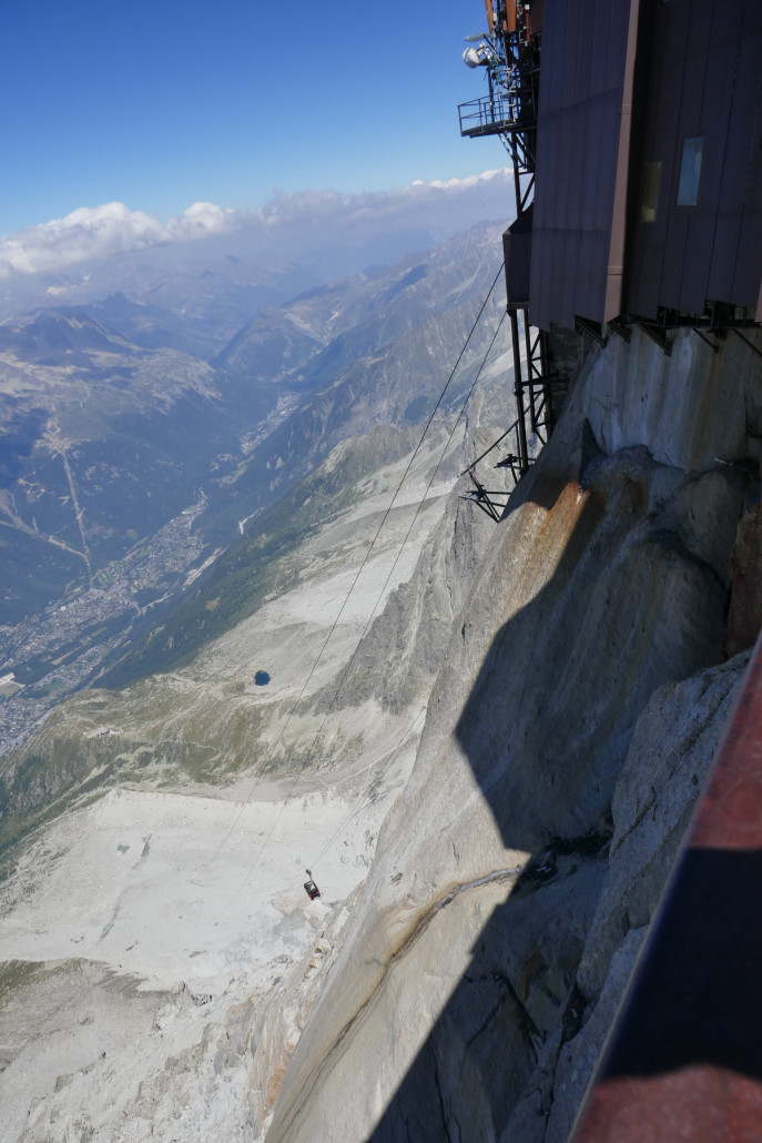 Sehr steile 2. Sektion der AdM PB mit den Chamonix im Tal und die Skigebiete Flégère (Mitte links) sowie Grand Montets und Le Tour (oben).