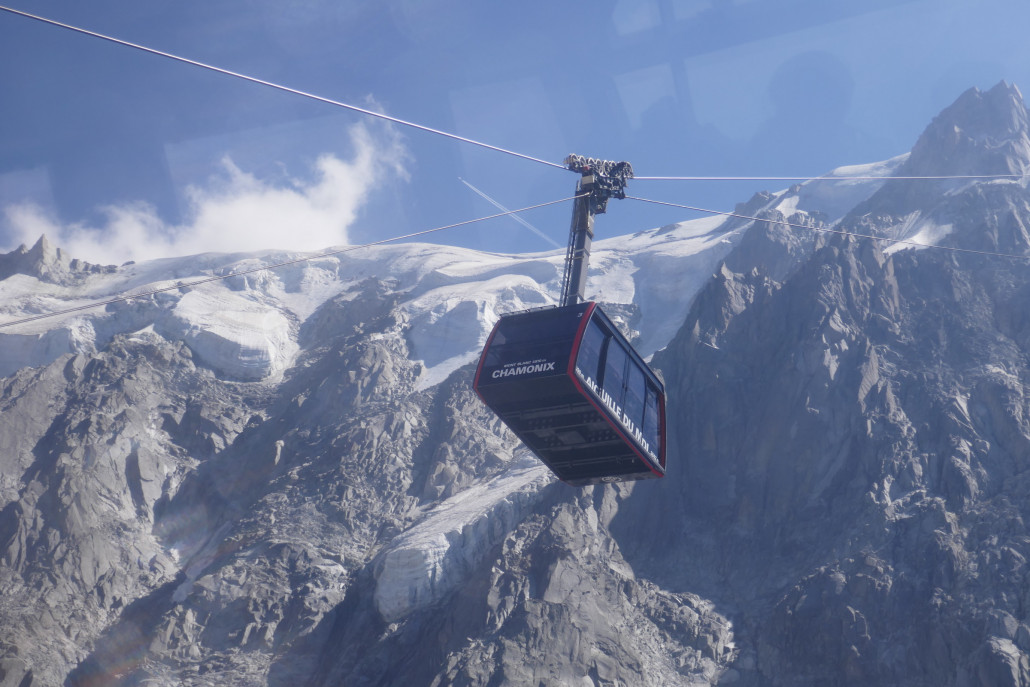 Gegenkabine und oben die noch immer mächtigen Eispanzer am Grat östlich der AdM.