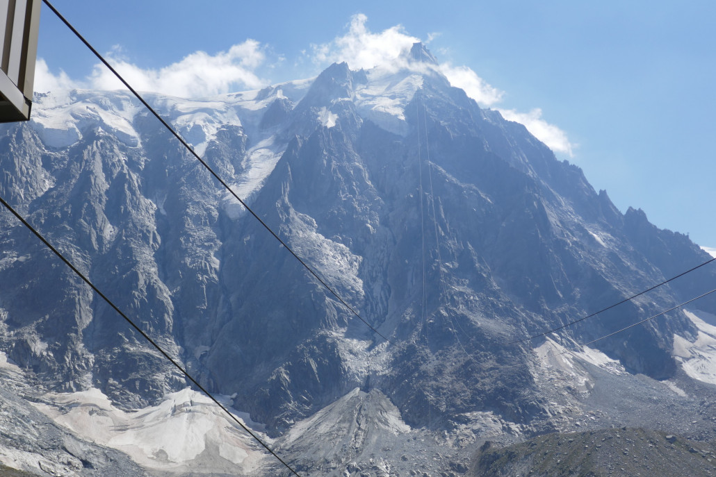 Die ganze Strecke der PB von der Mittelstation zur AdM. Links unten der Pèlerins Gletscher der noch vor einigen Jahren eine Gletscherverbindung zu der oberen Gletscherzunge hatte.