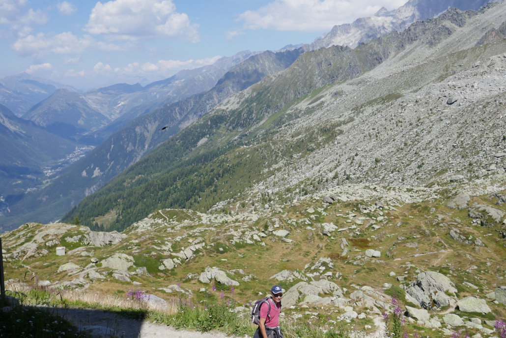 Blick von der Mittelstation ins östliche Tal von Chamonix. Von hier kann man in gut 2 Stunden Wanderung auf etwa gleichbleibender Höhe zur Bergstation der Montvers Zahnradbahn wandern.  <br />Das hätte ich gerne gemacht, aber wir waren dazu leider zu spät dran an diesem Tag.