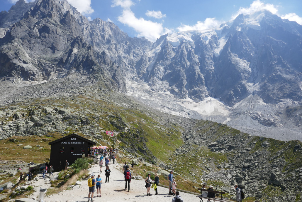 Plan de L`Aguille an der Mittelstation der PB mit AdM und den Gletschern im Hintergrund. <br />Hinter der Hütte befindet sich die Aguille de Peigne, an der genau an diesen Nachmittag 2 Bergsteigerinnen unter etwas mysteriösen Umständen um Leben kamen: