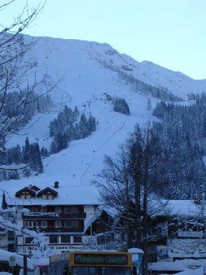 Iselerbahn, Damenabfahrt, Standardabfahrt und die neue Ata-Piste von der Dorfmitte aus gesehen