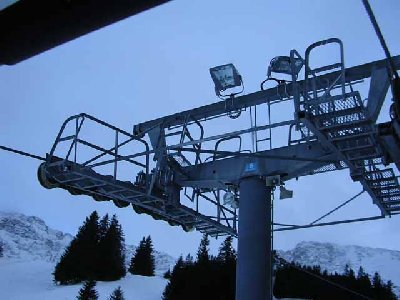 Flutlichtstrahler an einer Stütze der Iselerbahn