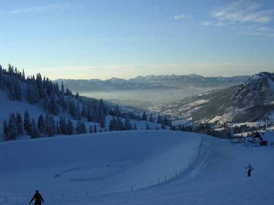 Speichersee am Wieghag und Blick nach Hindelang vom Austieg der Wiedhaglifte aus gesehen