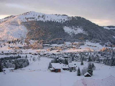 Zielhang von der Ata-Piste mit Kampfrichter-Turm