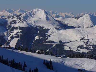 und ganz da hintn gings los-- im Blick die Ki West Abfahrt, davor der Jufenhang