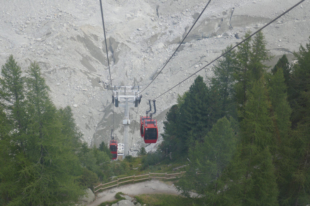 Strecke der steilen G-EUB. Hier sieht man gut, dass der Mer de Glace Gletscher an dieser Stelle noch vorhanden ist, aber fast komplett an der Oberfläche mit Steinen und Schutt bedeckt ist.